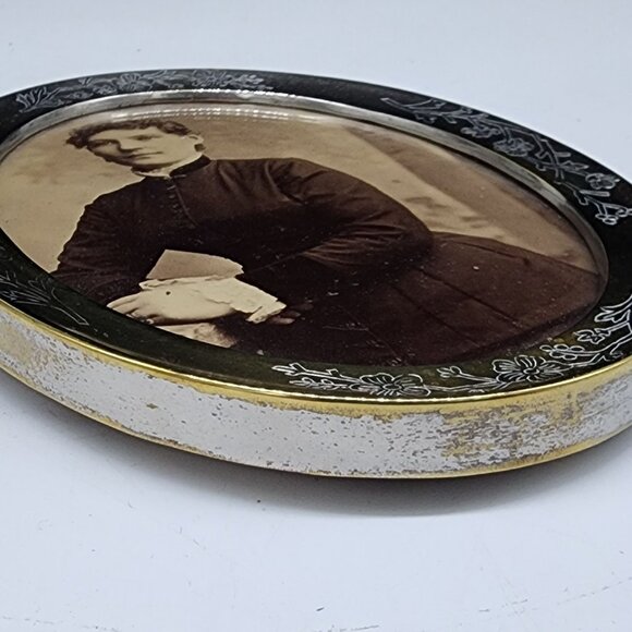 Antique Gold Tone Picture Frame Photograph of Victorian Woman Embossed Flowers 4 - Picture 10 of 11